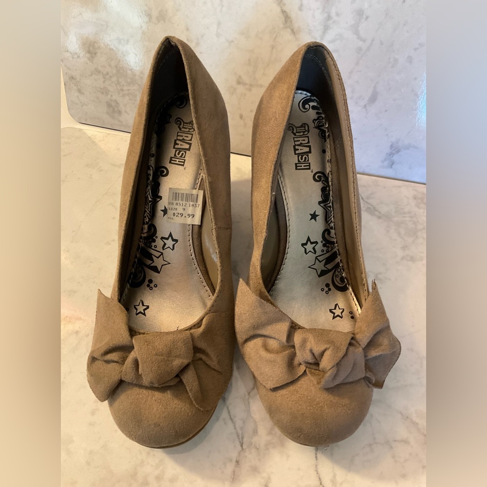 Women's Tan Bow Pumps